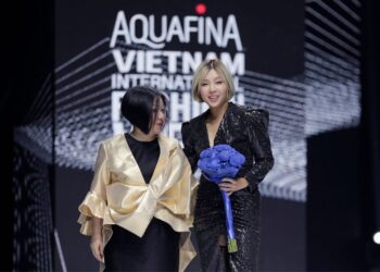 NHÀ THIẾT KẾ DEVON NGUYỄN ĐƯA CON GÁI RƯỢU MỞ MÀN CHO BST “THE FUTURE IS NOW”