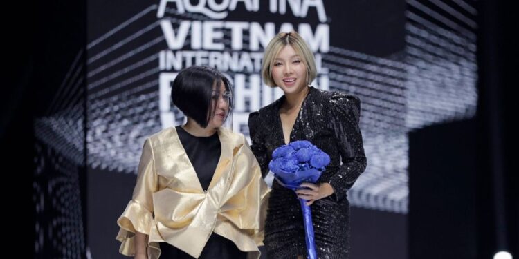 NHÀ THIẾT KẾ DEVON NGUYỄN ĐƯA CON GÁI RƯỢU MỞ MÀN CHO BST “THE FUTURE IS NOW”