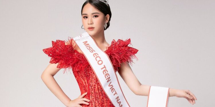 Hoa Trạng Nguyên của NTK Nguyễn Minh Tuấn cùng Vũ Huyền Diệu lộng lẫy đến Ai Cập