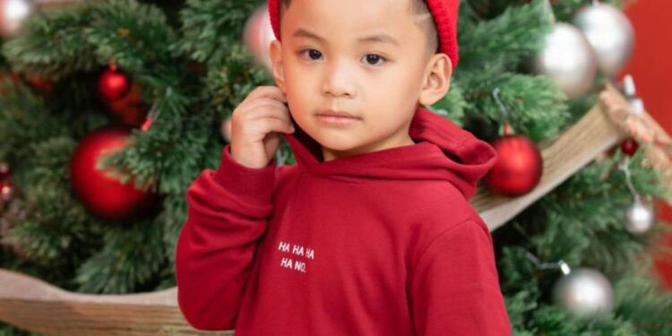 “Đổ gục” trước vẻ đáng yêu của mẫu nhí Anh Dũng trong bộ ảnh Giáng Sinh