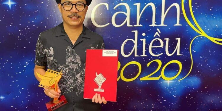 Nhạc sĩ Huy Tuấn đại diện ê-kíp phim Kiều nhận giải Cánh Diều Vàng 2020