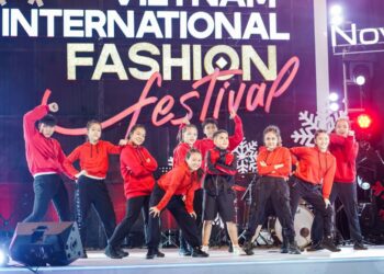 Vừa ra mắt MV Giáng sinh một ngày, rapper nhí Shumo đã trình diễn sân khấu cực đỉnh