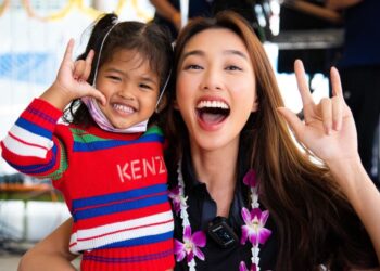 Bất ngờ với mặt mộc cực xinh của Hoa hậu Thùy Tiên trong hoạt động từ thiện ở Thái Lan