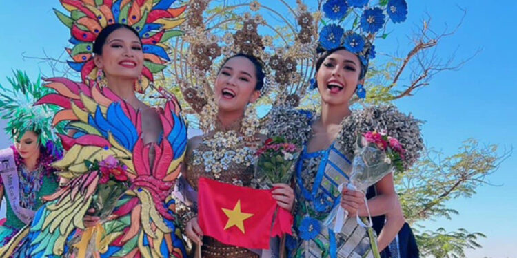 “Việt Nam- Rừng vàng biển bạc” của NTK Việt Hùng cho Vũ Huyền Diệu đi thi Quốc tế đoạt giải trang phục về  Môi trường 