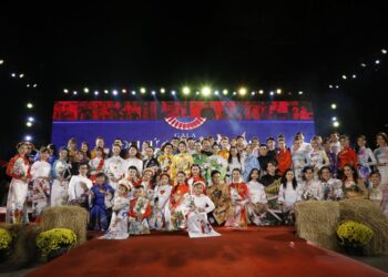 Dàn nghệ sỹ danh tiếng Việt lộng lẫy trong đêm Gala Đại sứ Áo dài Việt Nam