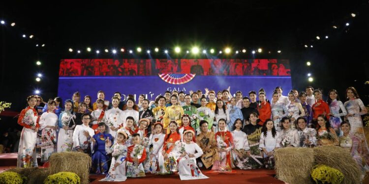 Dàn nghệ sỹ danh tiếng Việt lộng lẫy trong đêm Gala Đại sứ Áo dài Việt Nam