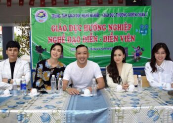 Hot girl Hải Đan giao lưu định hướng nghề nghiệp ở Trung Tâm Giáo Dục Thường Xuyên Quận 7