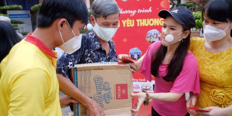 Hơi ấm “Xuân yêu thương” theo chân Quỳnh Lê và Chi bộ 14 – Đại học Hutech đến với người nghèo