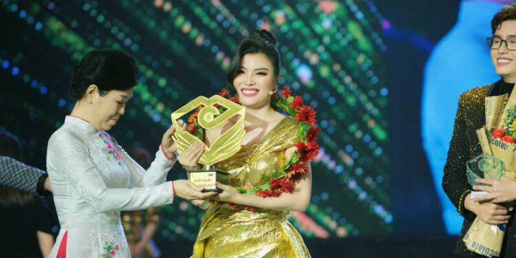 NSƯT Vũ Thành Vinh khâm phục trước sự mạnh mẽ của cô gái nhỏ Thu Hà