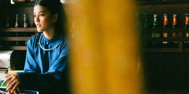 Diễn viên Mai Bích Trâm sánh đôi cùng Trương Quốc Huy dạo phố ngày Xuân