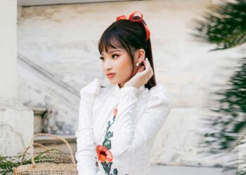 Mẫu nhí Bảo Hà khiến người hâm mộ đắm say khi diện áo dài đón Tết