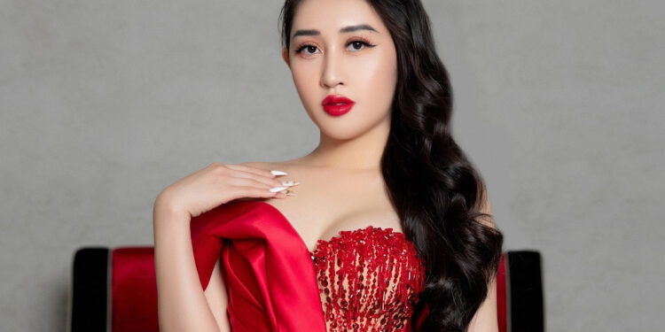 Diện dạ hội lộng lẫy chào Xuân, Hoa hậu Huỳnh Thúy Anh đón Xuân 2022 rực rỡ