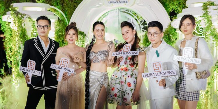 BTC “Miss Teen International Vietnam” chúc mừng nhà tài trợ bạc ra mắt dòng nước hoa cao cấp “Laura Paris”