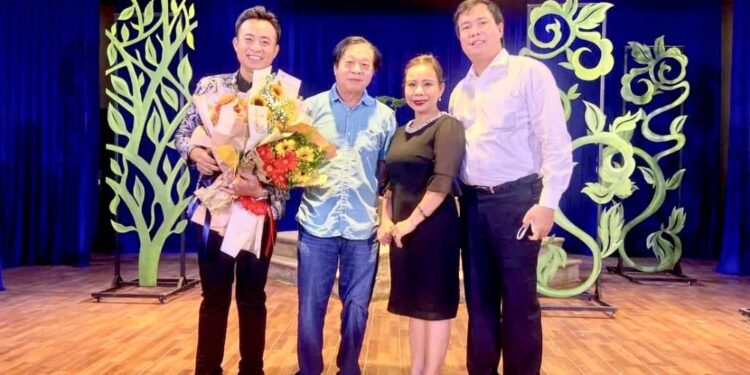 Đạo diễn Ngô An hạnh phúc sau thành công vở diễn “Cây Lẻ Bạn”