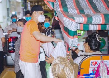 Ca sĩ Nguyên Vũ tặng quà người vô gia cư, giữa đêm khuya ấm áp nghĩa tình