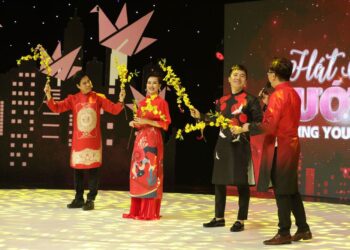 Ngọc Sơn, Võ Hạ Trâm diện áo dài đỏ hát mừng Xuân trong Hát Mãi Ước Mơ mùa 4