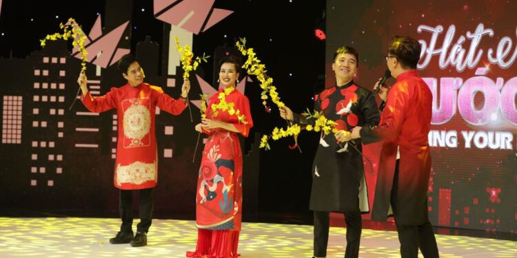 Ngọc Sơn, Võ Hạ Trâm diện áo dài đỏ hát mừng Xuân trong Hát Mãi Ước Mơ mùa 4