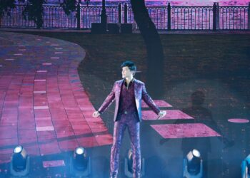 Nathan Lee “khai mic” đầu năm tại đêm diễn ở Nhà hát Thành phố