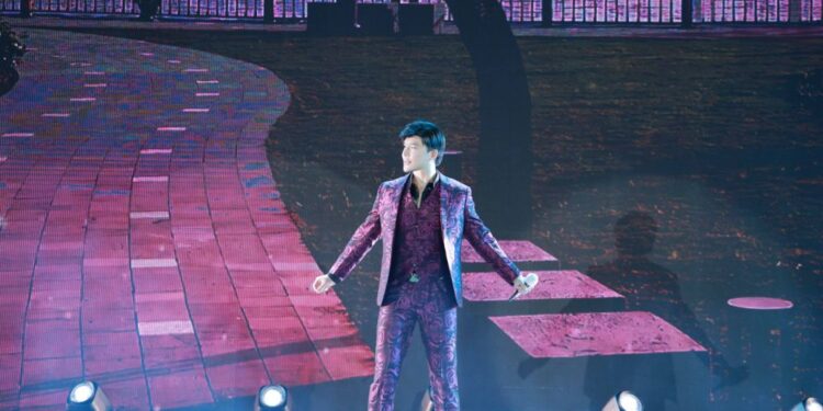 Nathan Lee “khai mic” đầu năm tại đêm diễn ở Nhà hát Thành phố