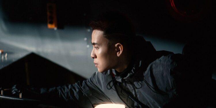 Da LAB tung teaser MV Skyline đậm màu sắc viễn tưởng, concept ngoài không gian chất lừ