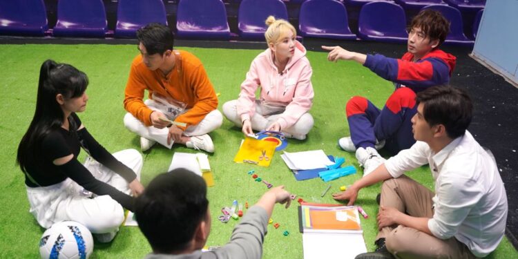 Hari Won húc sập cả một bức tường trong show trốn thoát