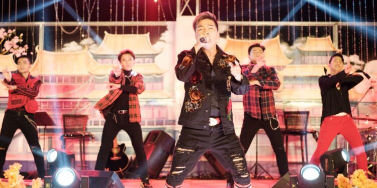 Đàm Vĩnh Hưng “khai mic” đầu năm với đêm nhạc hơn 1000 khán giả