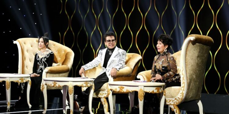 Thanh Bạch rơi nước mắt khi xem kịch về người phụ nữ Nam Xương của Tâm Anh