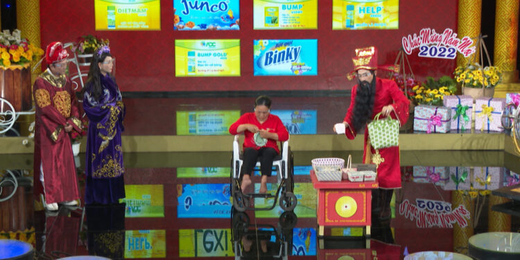 “Thần tài gõ cửa”: Nghề đan giỏ nhựa đã thay đổi cuộc đời người phụ nữ khuyết tật