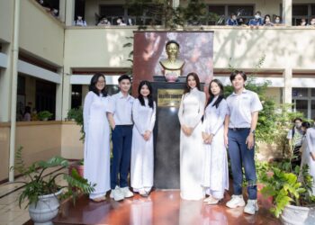 Bất ngờ xuất hiện tại trường cũ, Hoa hậu Thùy Tiên “gây thương nhớ” với áo dài trắng