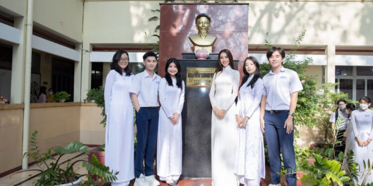 Bất ngờ xuất hiện tại trường cũ, Hoa hậu Thùy Tiên “gây thương nhớ” với áo dài trắng