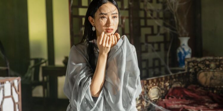 Á hậu Hà Thu rủ Linh Ka quay MV cung đấu đậm màu bách hợp?