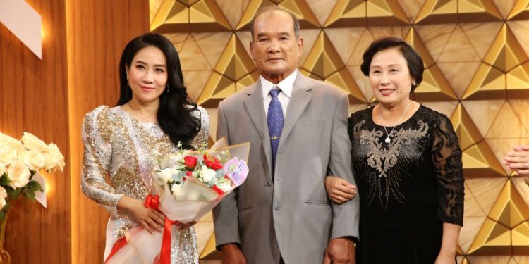 NSƯT Vân Khánh nổi da gà nghe về hành trình người vợ tìm chồng cặp kè với “vợ bé”