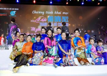 “Thành phố thông minh” “Dấu xưa” của NTK Việt Hùng lộng lẫy trong đêm khai mạc Lễ hội Áo dài