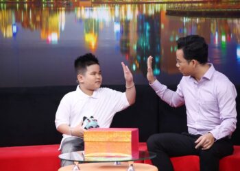 Thấy chủ nợ đến đòi tiền, cậu bé 8 tuổi “muốn bỏ heo giúp mẹ trả nợ”