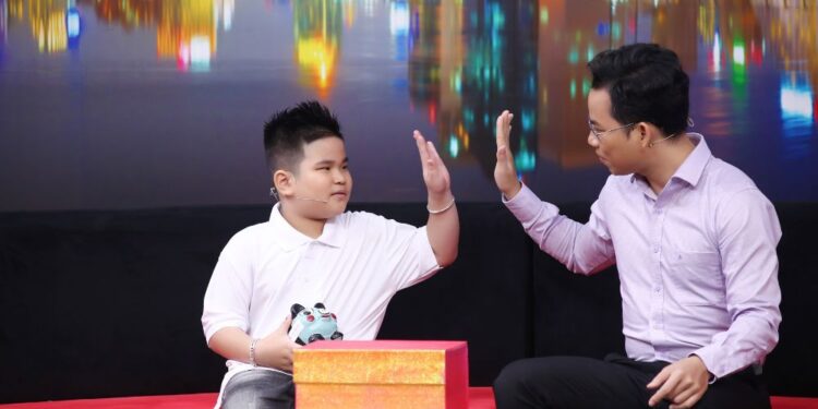 Thấy chủ nợ đến đòi tiền, cậu bé 8 tuổi “muốn bỏ heo giúp mẹ trả nợ”