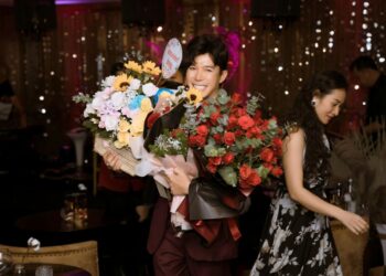 Nathan Lee tặng cho Huyền Cadie một món quà bất ngờ ngay trước đêm diễn