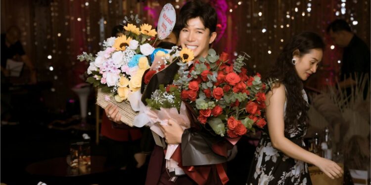 Nathan Lee tặng cho Huyền Cadie một món quà bất ngờ ngay trước đêm diễn