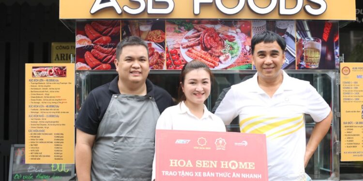 MC Quyền Linh tức tốc mang xe xúc xích tới tặng cho nữ điều dưỡng tuyến đầu