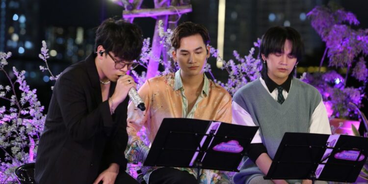 Jaykii và Ali Hoàng Dương vừa hát, vừa khóc khi song ca bài hát mới về mẹ