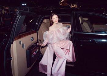 Lý Nhã Kỳ như đóa hồng ngọt ngào giữa Lễ hội áo dài 2022