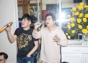 Dàn nghệ sĩ quây quần tại nhà Quang Hà dâng hương cúng Tổ Nghiệp