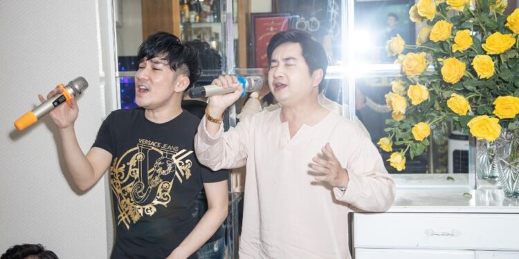 Dàn nghệ sĩ quây quần tại nhà Quang Hà dâng hương cúng Tổ Nghiệp