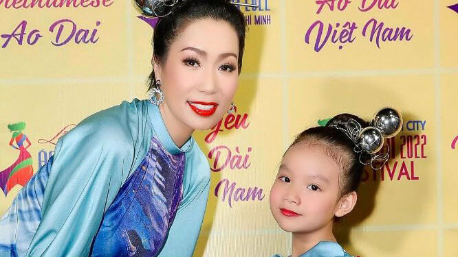 NSƯT Trịnh Kim Chi cùng con gái út Ánh Vy lần đầu diễn thời trang
