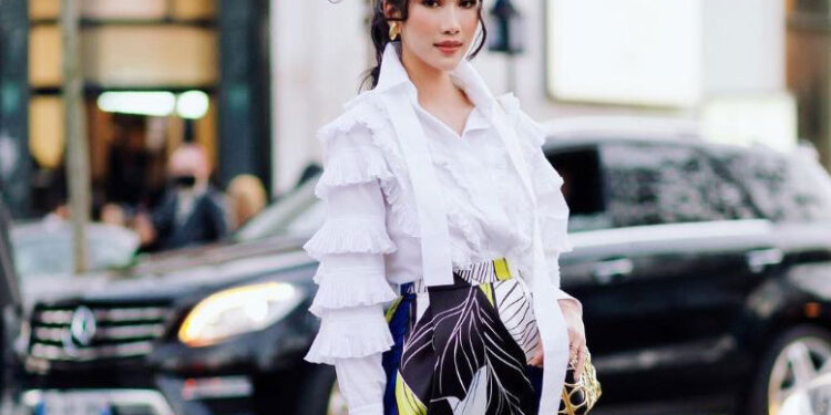 Lương Thùy Linh diện “cây đen”, Á hậu Phương Anh chọn tone sặc sỡ, được săn đón tại Elie Saab Show