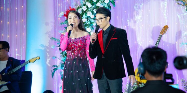 Mc Kỳ Duyên đến ủng hộ hai em nuôi Châu Ngọc Hà cùng Ngọc Ngữ