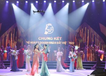 Nguyễn Thị Thanh Thuý đăng quang “Nữ hoàng doanh nhân đất Việt 2022″