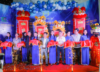 Doanh nhân Thiên Phú Tài và Lâm Vũ cắt băng khánh thành khai trương công ty mỹ phẩm và bất động sản