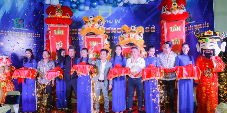 Doanh nhân Thiên Phú Tài và Lâm Vũ cắt băng khánh thành khai trương công ty mỹ phẩm và bất động sản