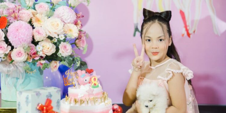    Thiên thần xanh Phùng Hiểu Anh ngọt ngào hát tặng mẹ trong tiệc sinh nhật lên 9 tuổi