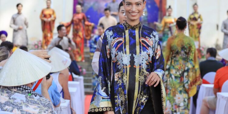 TP.HCM nồng nhiệt chào đón du khách Mỹ bằng màn biểu diễn Áo dài đặc biệt của NTK Việt Hùng